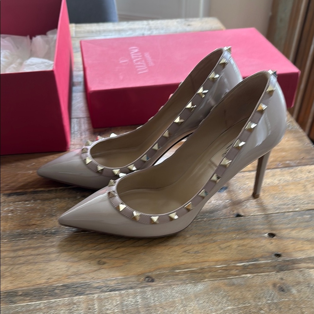 Valentino Rockstud Patent Leather Heels 85mm- Poudre 38